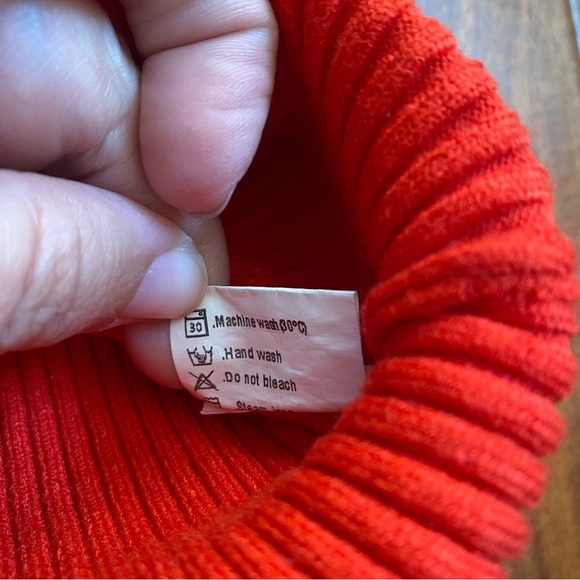 Red Sleeveless Ribbed Knit Top - Picture 4 of 6